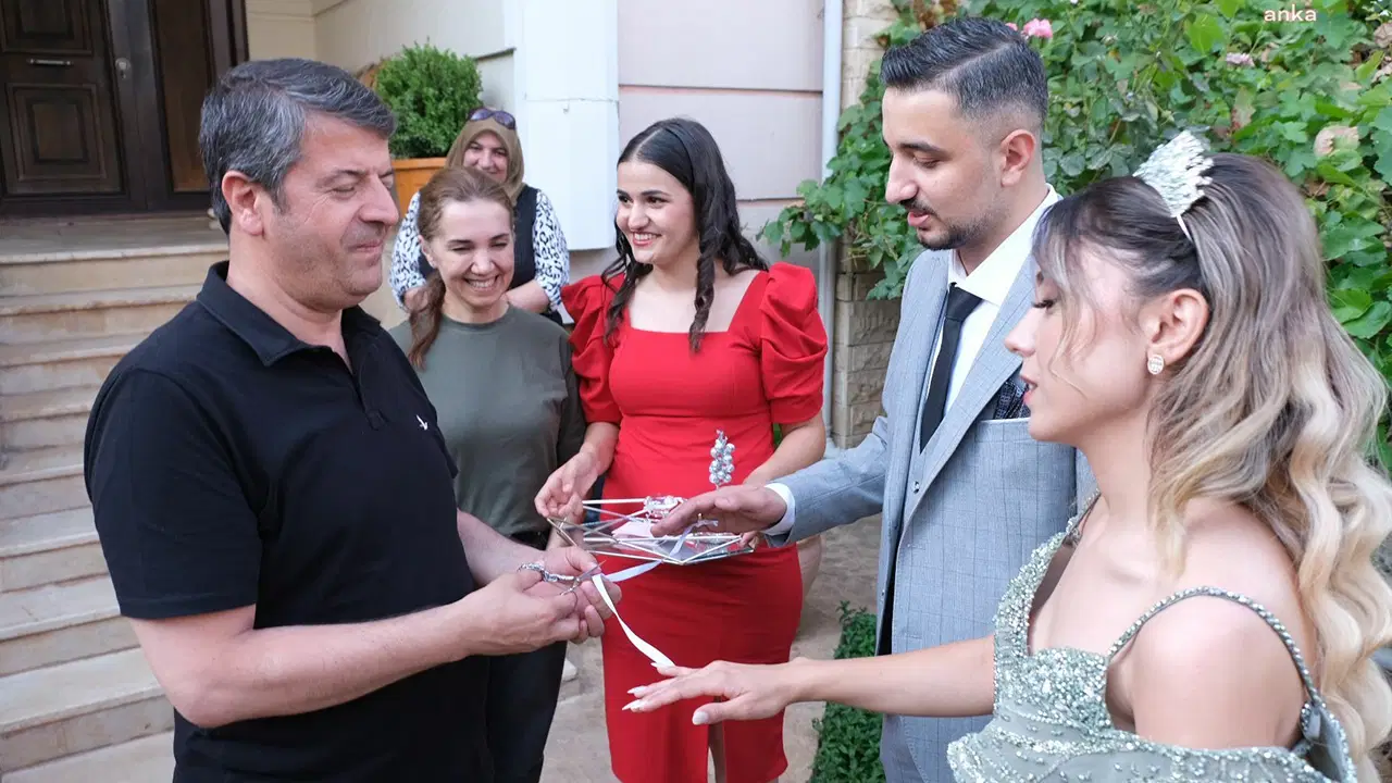 Ev hapsindeki Abdurrahman Tutdere 'nişan yüzüğü' taktı