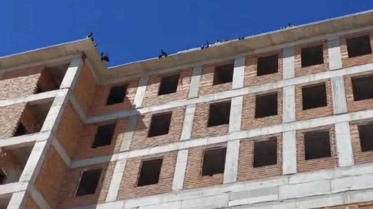 Gaziantep’te toplu intihar girişimi! Maaşlarını alamayan 15 işçi binanın tepesine çıktı