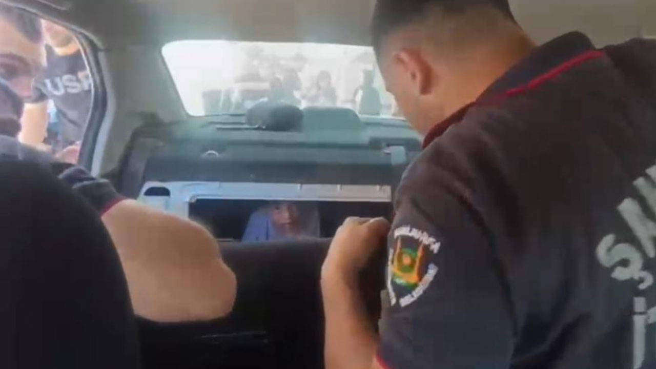 Otomobille aradıkları çocuk bagajdan çıktı