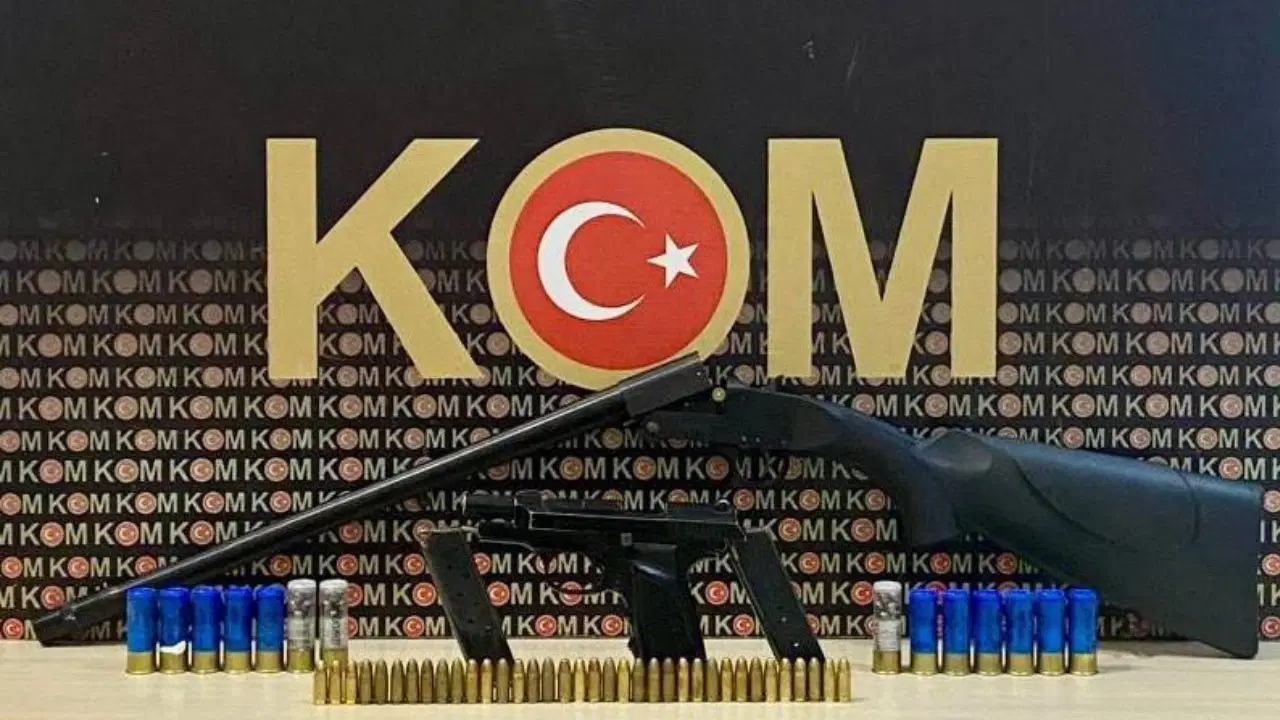 Kars'ta silah tacirlerine operasyon: Çok sayıda silah ve mühimmat ele geçirildi