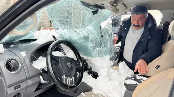 Üst geçitte biriken kar kütlesi, aracın üzerine düştü: 1 yaralı