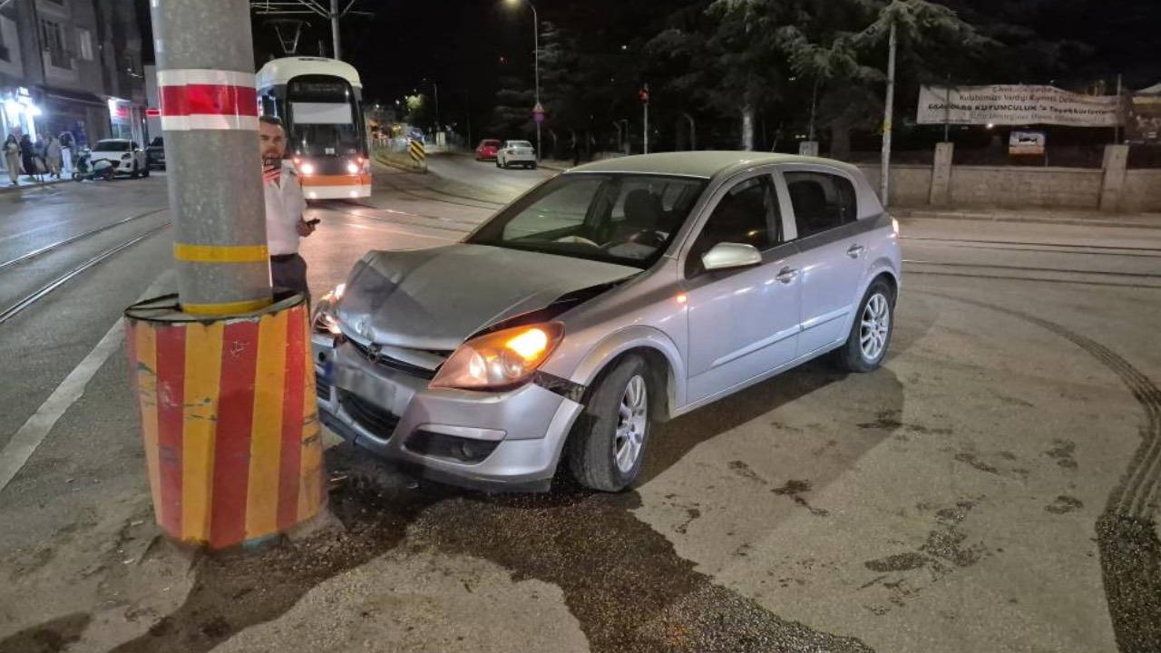 Kontrolden çıkan otomobil tramvay hattının direğine çarptı, seferler aksadı