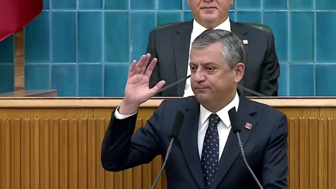 CHP'de tarihi grup toplantısı: Özgür Özel kürsüde