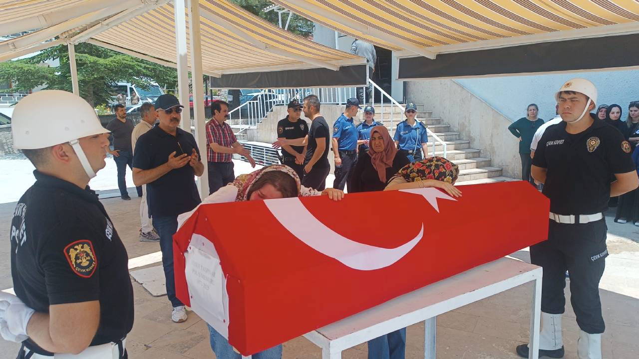 Kurban keserken kalp krizi geçiren polis memuru hayatını kaybetti
