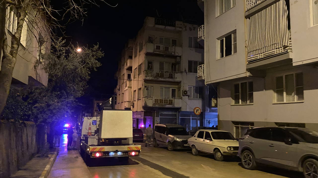 Manisa’da 4 katlı binada korkutan yangın!