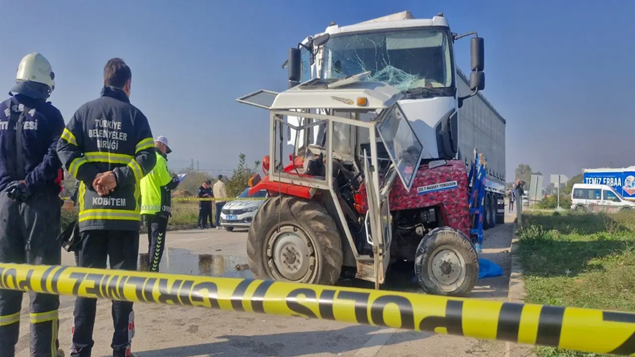 Erbaa'da askeri malzeme taşıyan TIR'la traktör çarpıştı: 1 kişi kaybetti, şoför gözaltına alındı