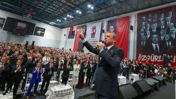Özgür Özel'den 'anket' çıkışı: 'Erdoğan'a 'Bu süreç muhalefete yarıyor' dediler'