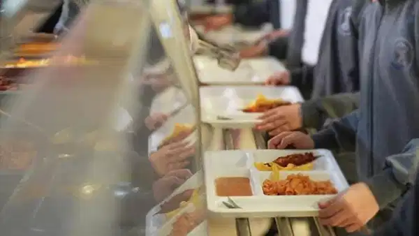 Veliler çocuklar için 1 öğün ücretsiz yemek istiyor: 'En ucuz meyve suyuyla poğaça alıyorum, sağlıklı mı sizce bu?'