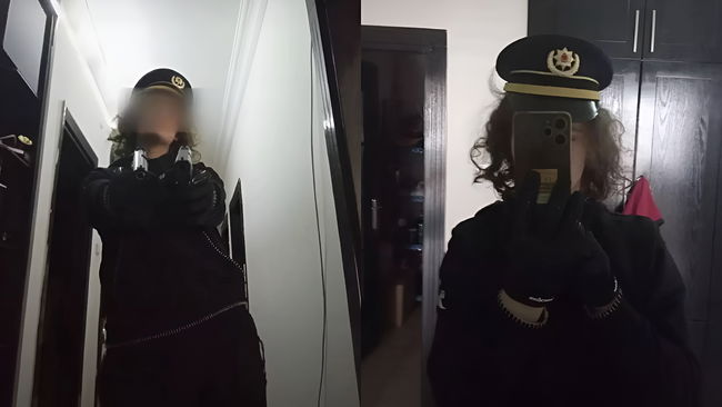 Kafasında tören şapkası, elinde iki silah...