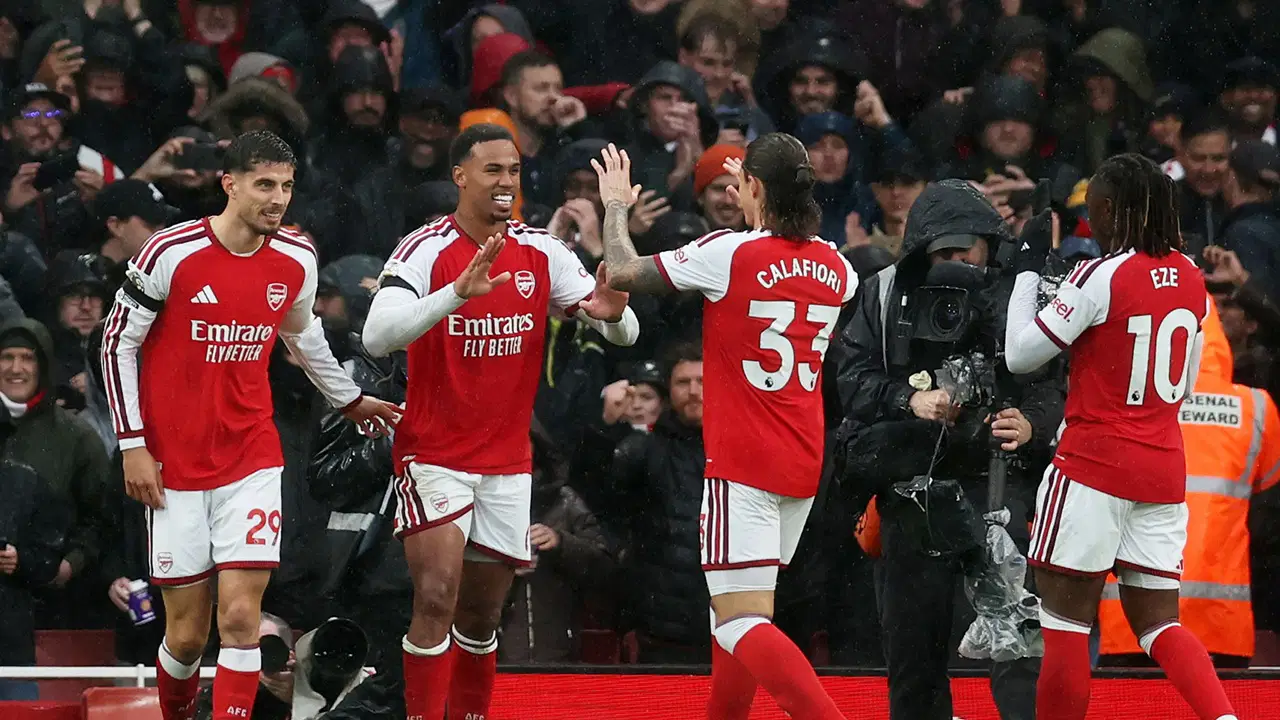Arsenal, Everton'ı stoperleriyle geçti