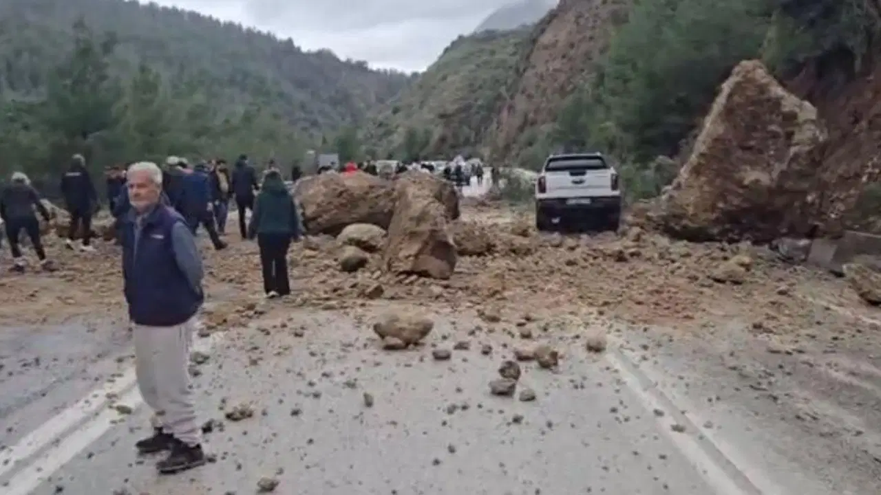 Antalya-Isparta karayolunda heyelan