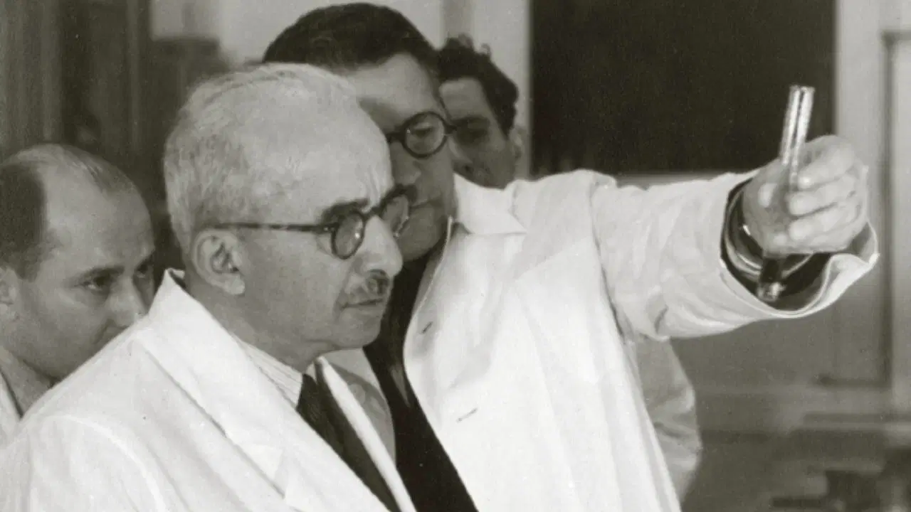 Dergâhtaki casus, laboratuvardaki yurtsever