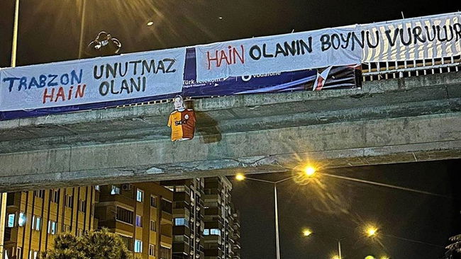Ölüm tehdidi içeren pankart asıldı