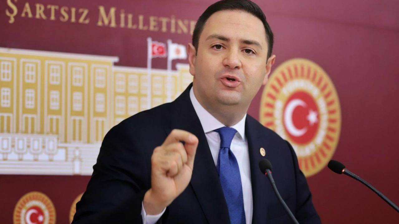 CHP'li Akdoğan'dan dikkat çeken paylaşım: 'Koltuktan ansızın kalkılır, rozetler birden çıkarılır...'