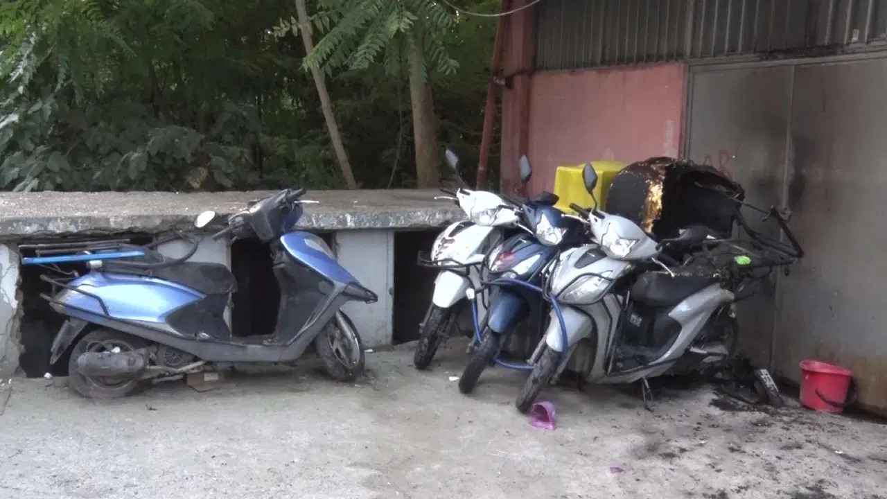 Kadıköy'de kundaklama iddiası: Motosikletler kullanılamaz hale geldi!
