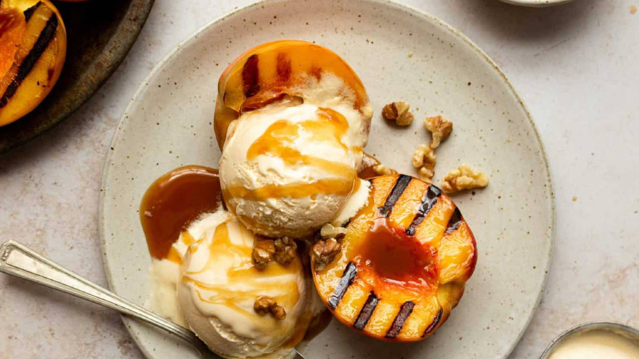 Hafifliği ve sunumuyla göz dolduran enfes lezzet: MasterChef ızgara şeftali tatlısı tarifi