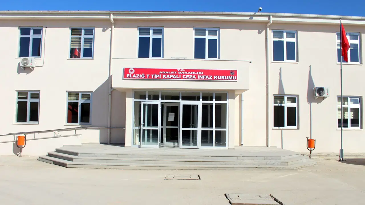 Elazığ T Tipi Cezaevi'nde yangın: 19 mahkum dumandan etkilendi