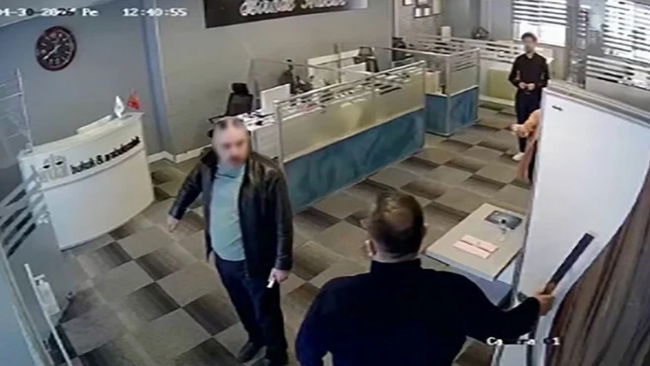  Boğazına bıçak dayadı…