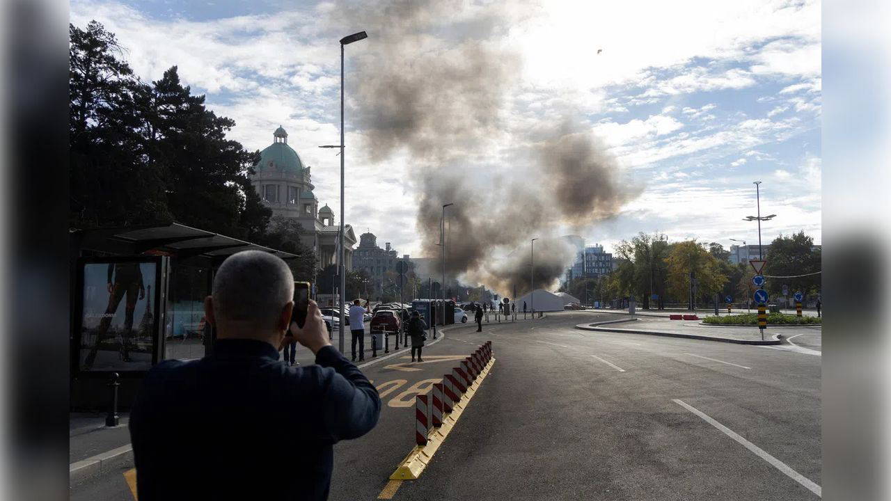 Sırbistan’da tansiyon yükseliyor: Parlamento önünde silahlar konuştu