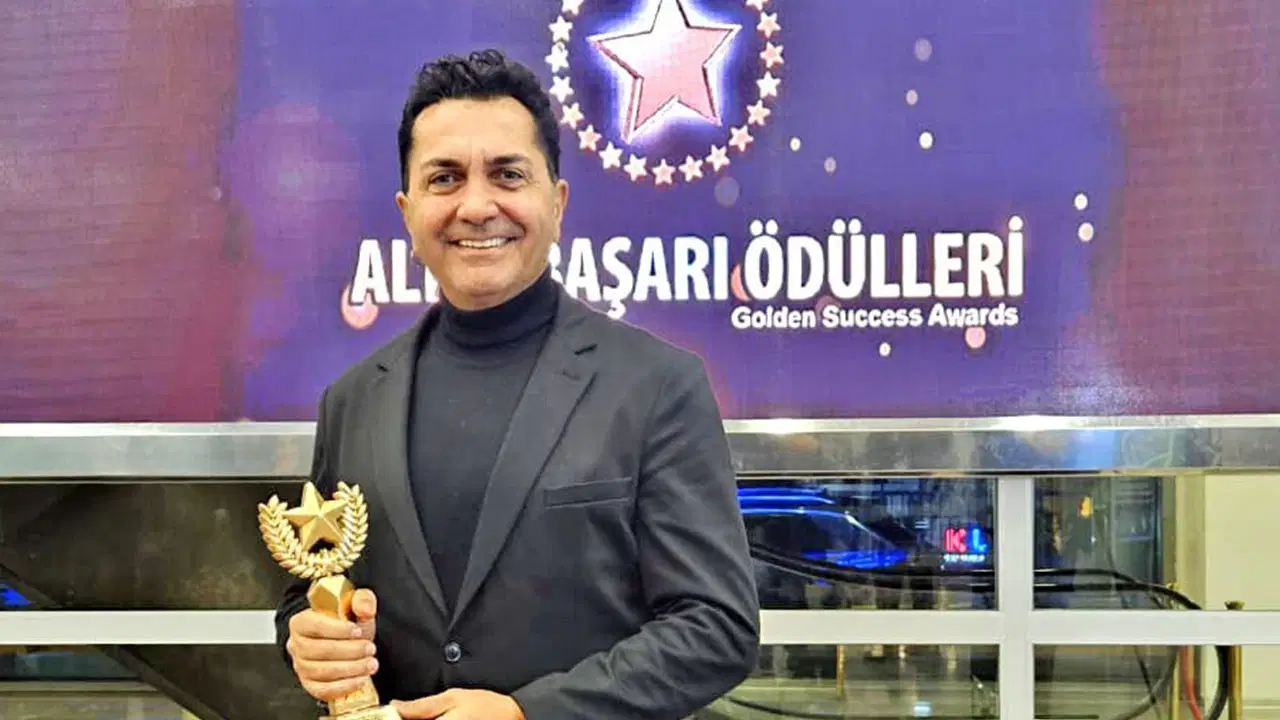 ’Yılın En İyi Bestecisi’ ödülünü aldı, Çeşme’ye adadı