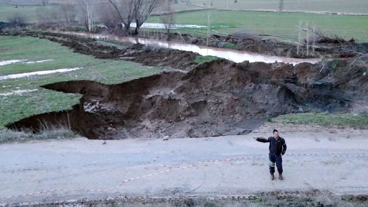 Afyonkarahisar'daki dev çukur tedirginlik yarattı... Yol kapatıldı!