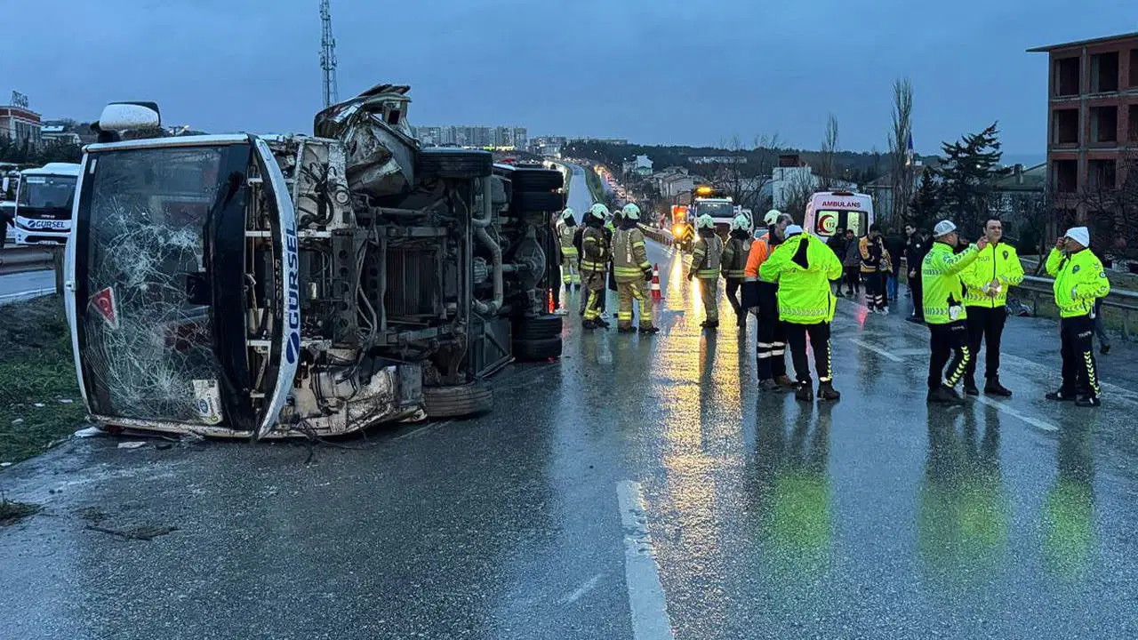 D-100’de facia gibi kaza: Servis aracı devrildi, 1 ölü, 9 yaralı