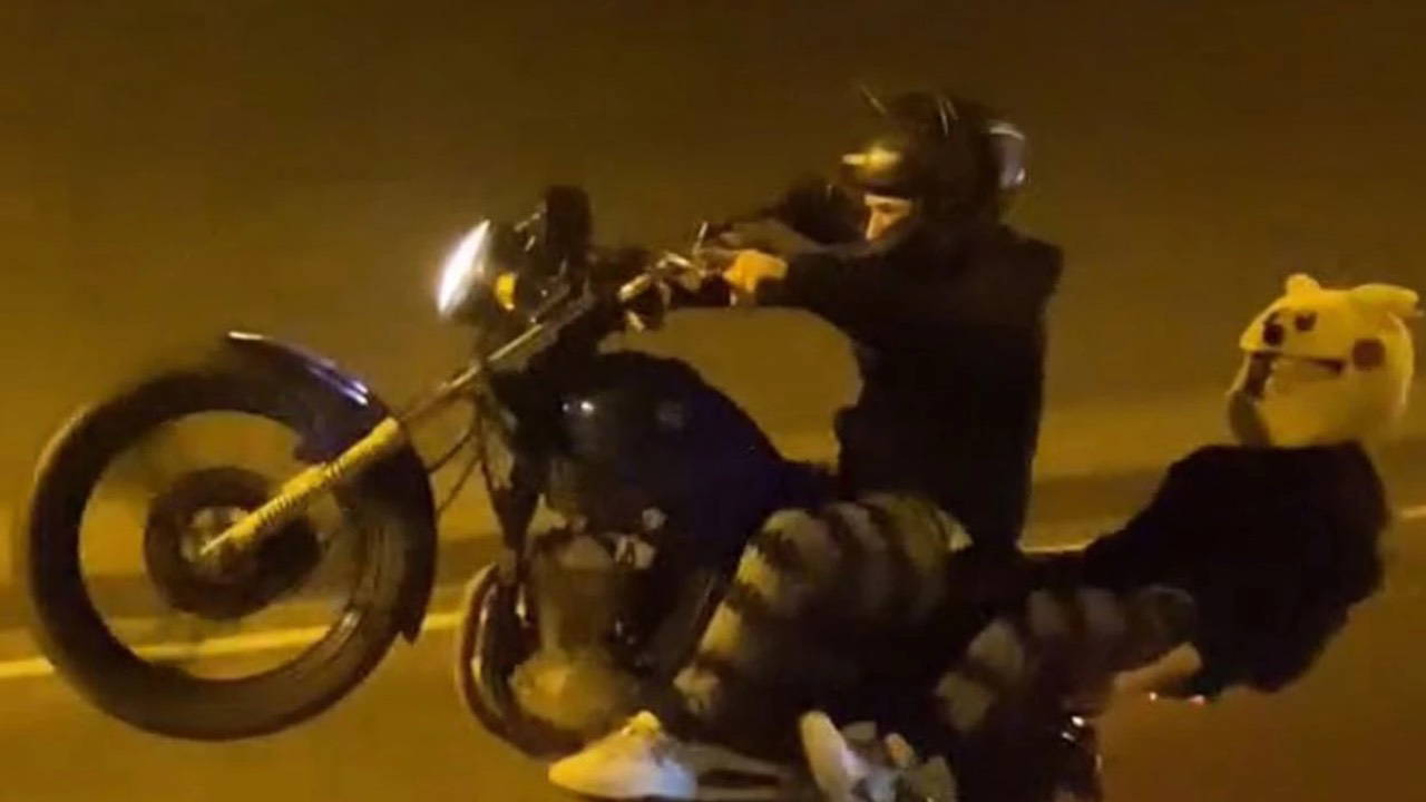 Ön tekerini kaldırarak kullandığı motosikletiyle yaptığı kazada öldü