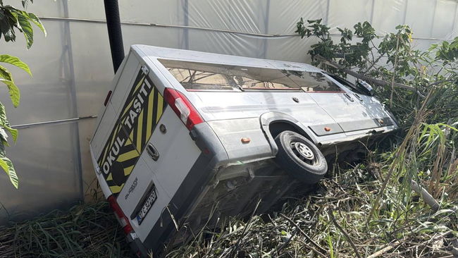 Alanya’da okul servisi bahçeye devrildi: 