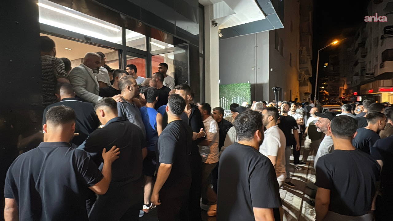 CHP İzmir İl Başkanlığı'na atanan Utku Gümrükçü, binaya arbedeyle girdi: Özgür Özel'in fotoğraflarını kaldırttı