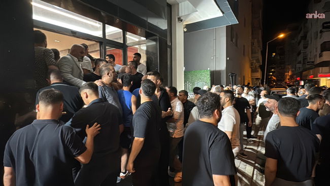 Binaya arbedeyle girdiler: İlk hedefleri Özgür Özel'in fotoğrafları oldu