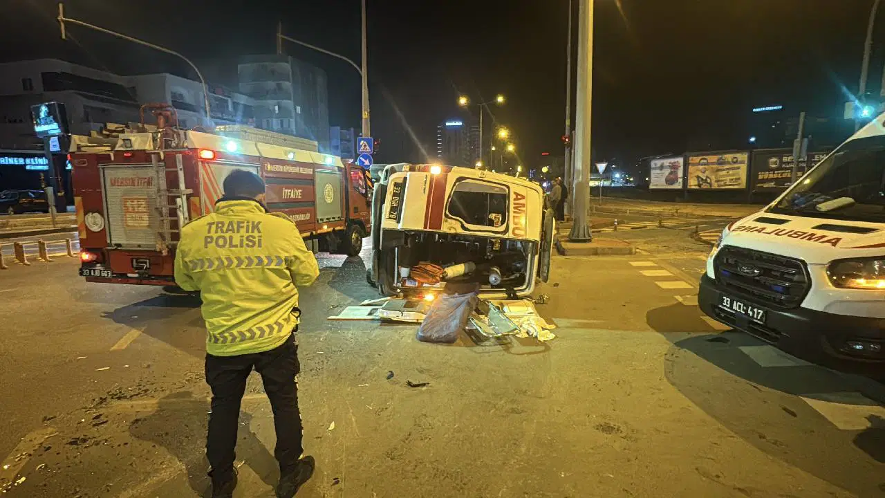 Mersin'de hasta taşıyan ambulans ile cip çarpıştı: Yaralılar var!