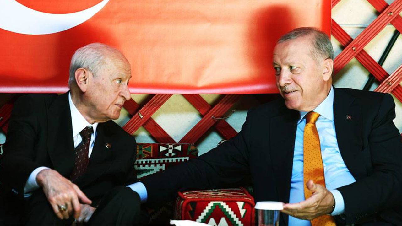 O görüşmenin ayrıntıları... Bahçeli Erdoğan'a iki türkü dinletti