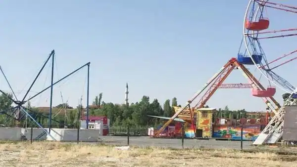 Lunaparkta iş kazası: Gondol görevlisi metrelerce yükseklikten düştü