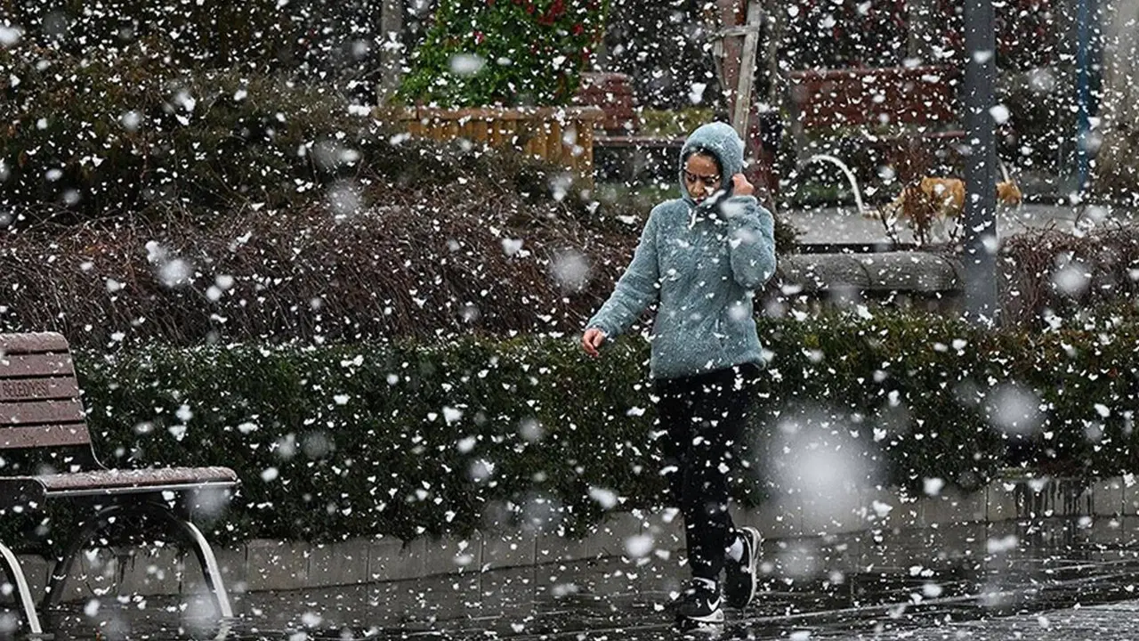 Ankara'da kar başladı, ABB'den uyarı geldi: 'Trafiğe çıkarken tedbiri elden bırakmayalım'