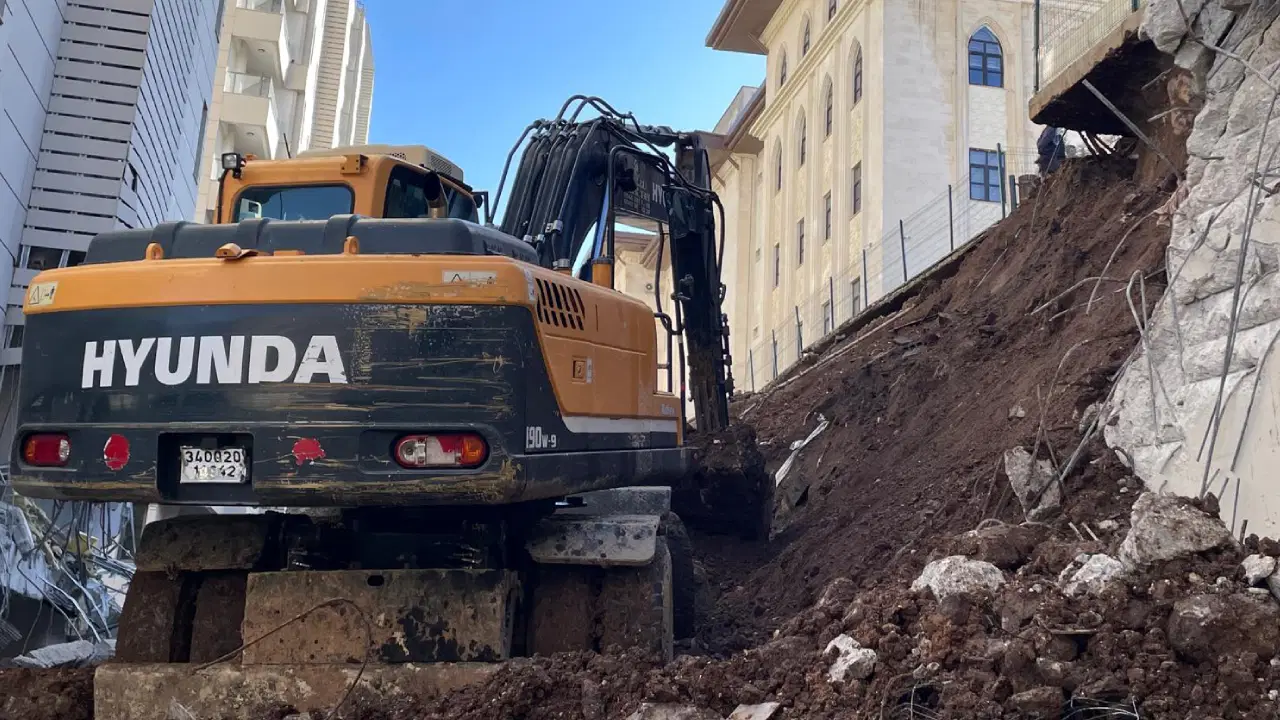 Şanlıurfa'da kaymakamlık binasının yanındaki istinat duvarı çöktü!