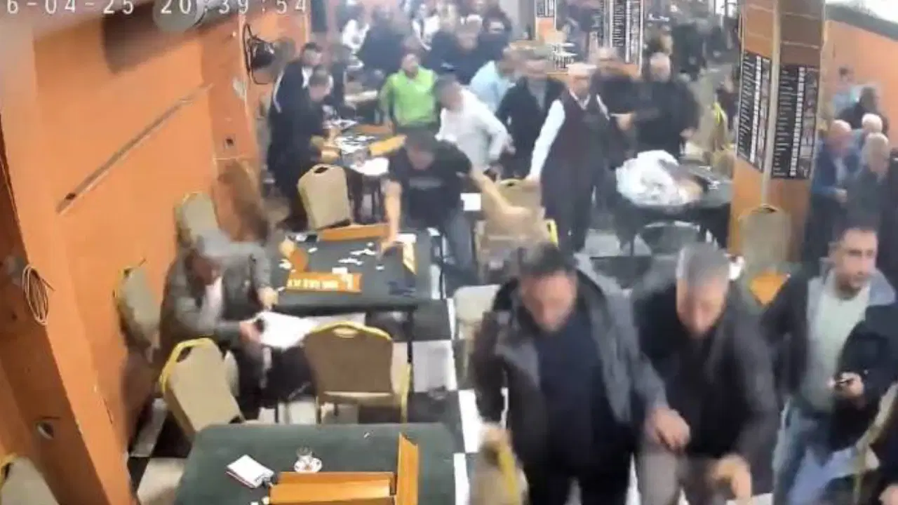 Sultangazi’de araçtan çıkan yüksek ses müzik kahvehanenin camını titretti: Müşteriler deprem sanıp kaçtı