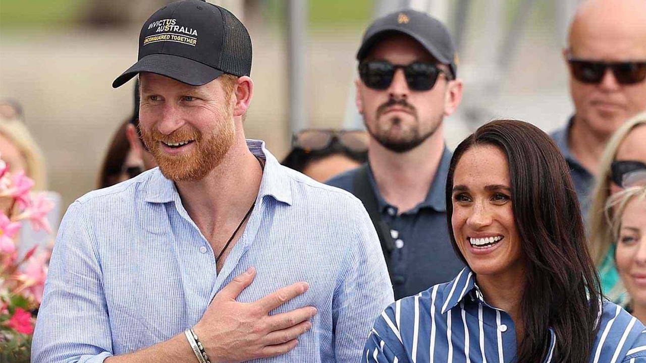 Meghan Markle ve Prens Harry çocuklarıyla İngiltere'ye döndü: Köpekleri için özel jet tuttular!