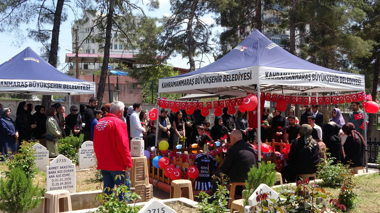 Kahramanmaraş’ta sessiz 23 Nisan: Katledilen çocukların mezarları bayraklarla süslendi