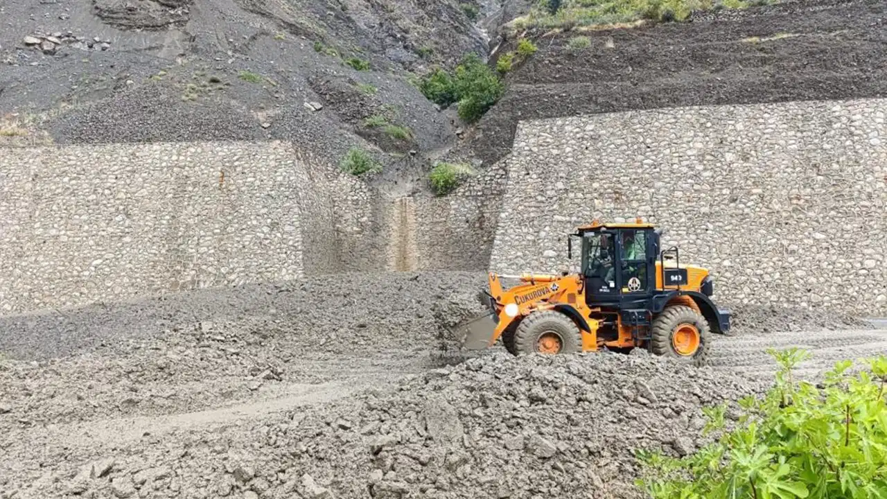 Artvin'de heyelan: Yol trafiğe kapandı!