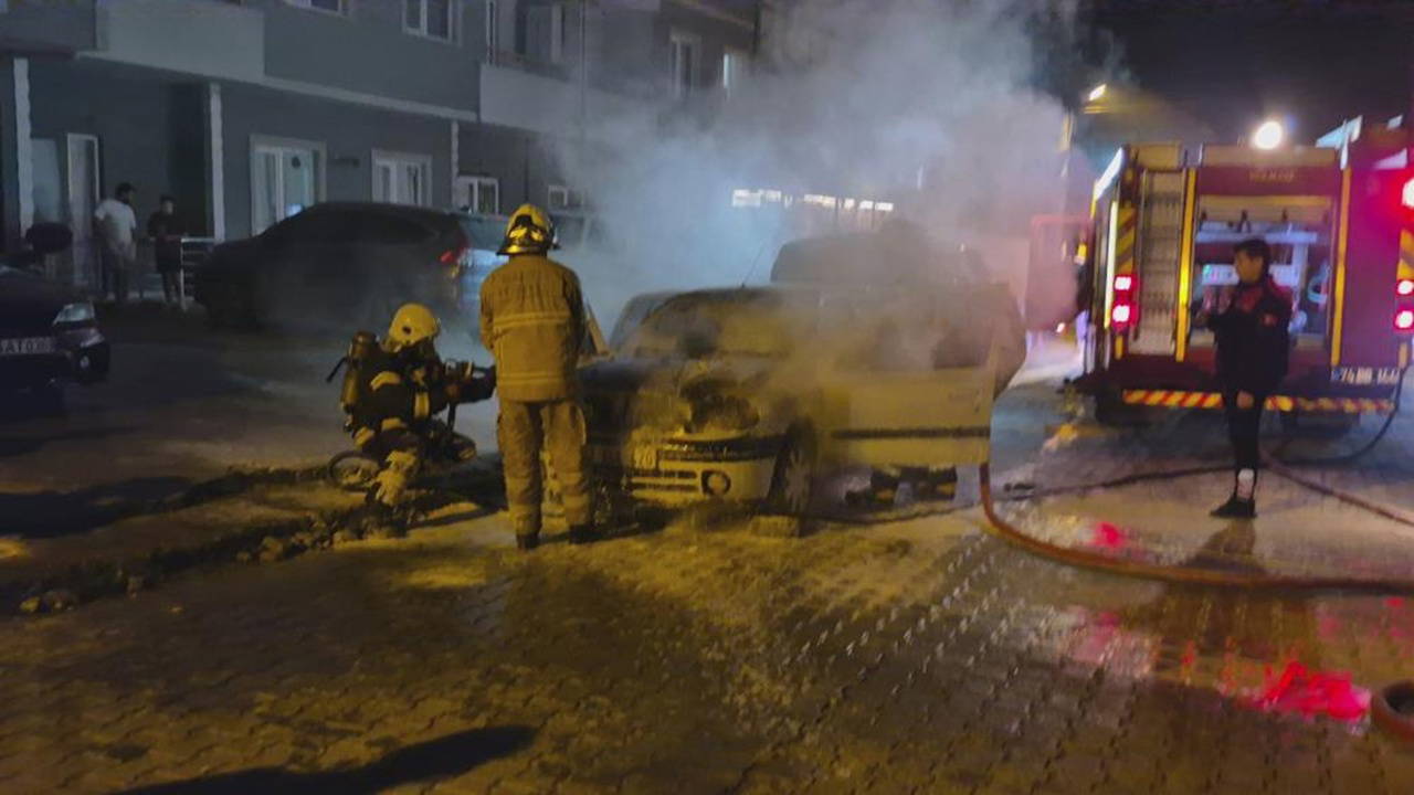Aracı bir anda alev aldı: Sürücü son anda kurtuldu