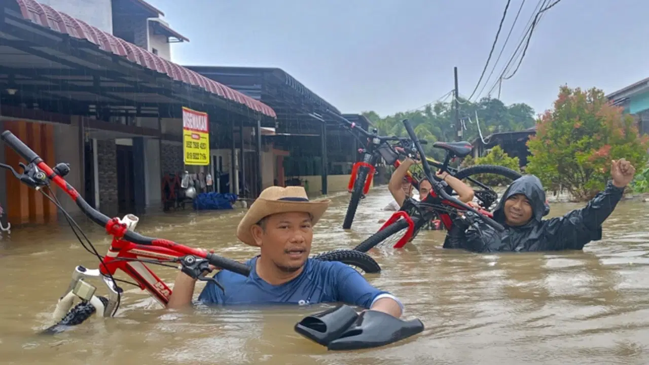 Endonezya'da şiddetli yağışların yol açtığı afetlerde ölenlerin sayısı 303'e yükseldi