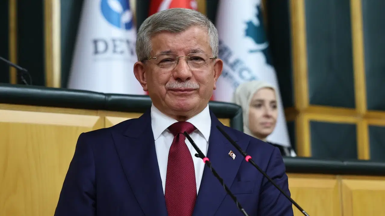 Ahmet Davutoğlu'ndan Hüseyin Kocabıyık'ın tutuklanmasına tepki: "Kendi içinden çıkanlara bile tahammül edemeyenlerin muhalefete tahammül etmesi nasıl beklenebilir"