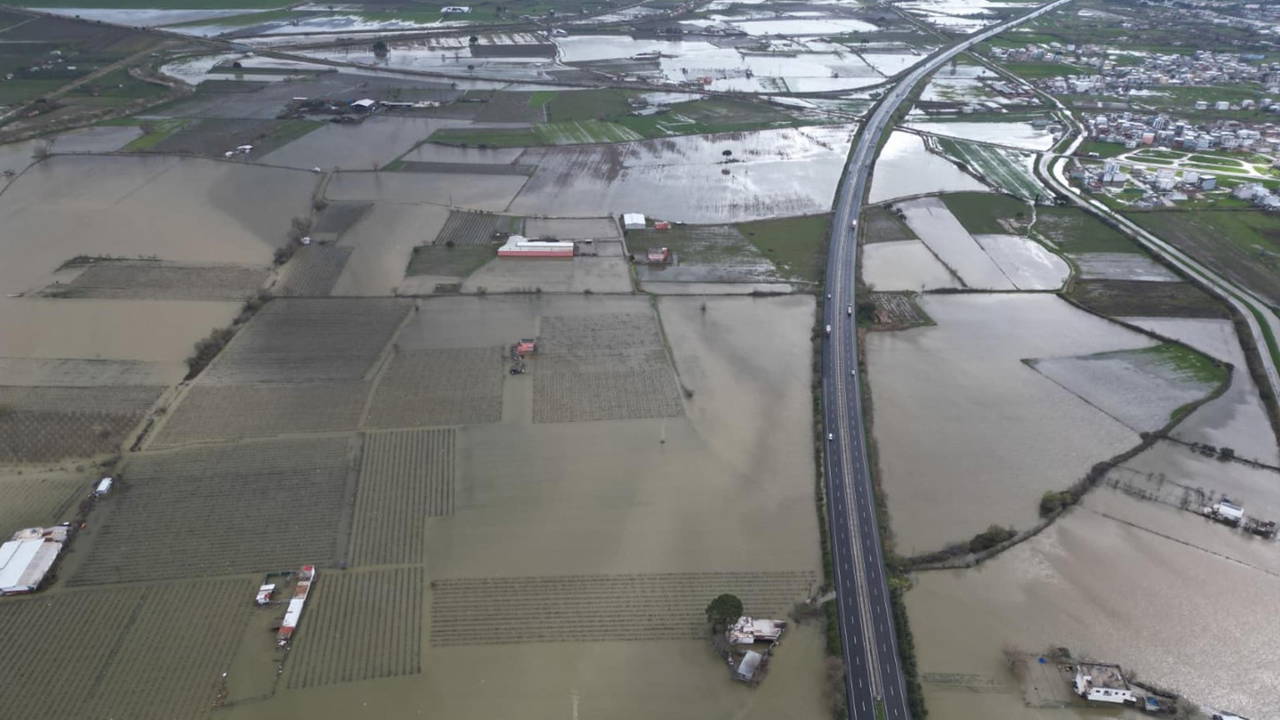 Gediz Nehir taştı: Su altında kalan ova görüntülendi