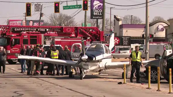 Otoyola acil iniş yapan uçak araçlara çarptı