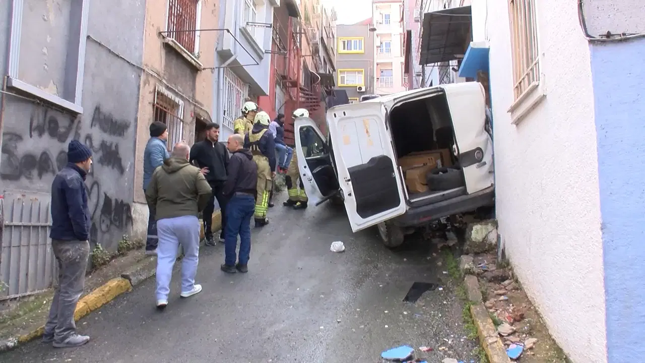 Beyoğlu'nda yokuştan kayan araç binaya çarptı: 'Ucuz atlattık'