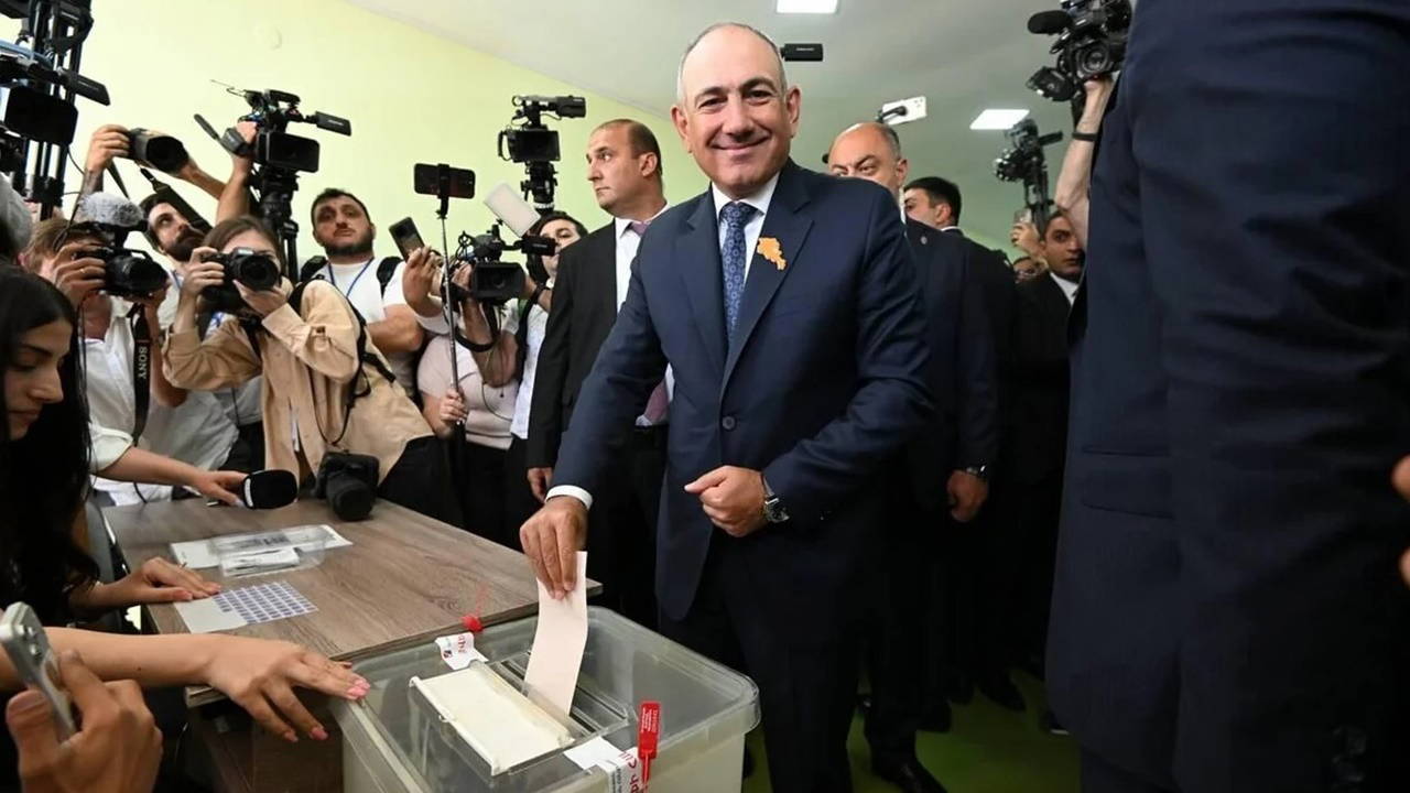 Ermenistan sandık başında: Paşinyan'ın kaderi bugün belirlen