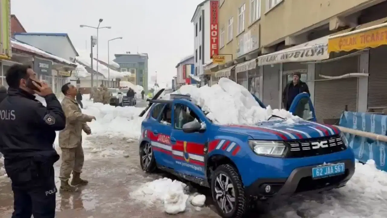 Jandarma aracına çatıda biriken kar düştü: 2 yaralı