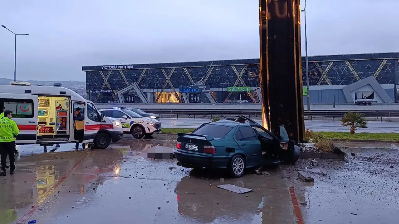 Bursa'da feci kaza... Araç reklam panosuna çarptı: Ölü ve yaralılar var!