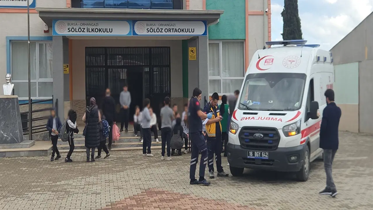 Zehirlenme şüphesiyle hastaneye kaldırıldılar: 24 öğrencide 'mevsimsel viral enfeksiyon' tespit edildi