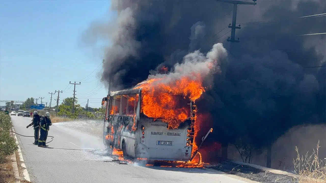 Antalya'da yolcu midibüsü alev aldı: 'Kapılar kapalıydı...'